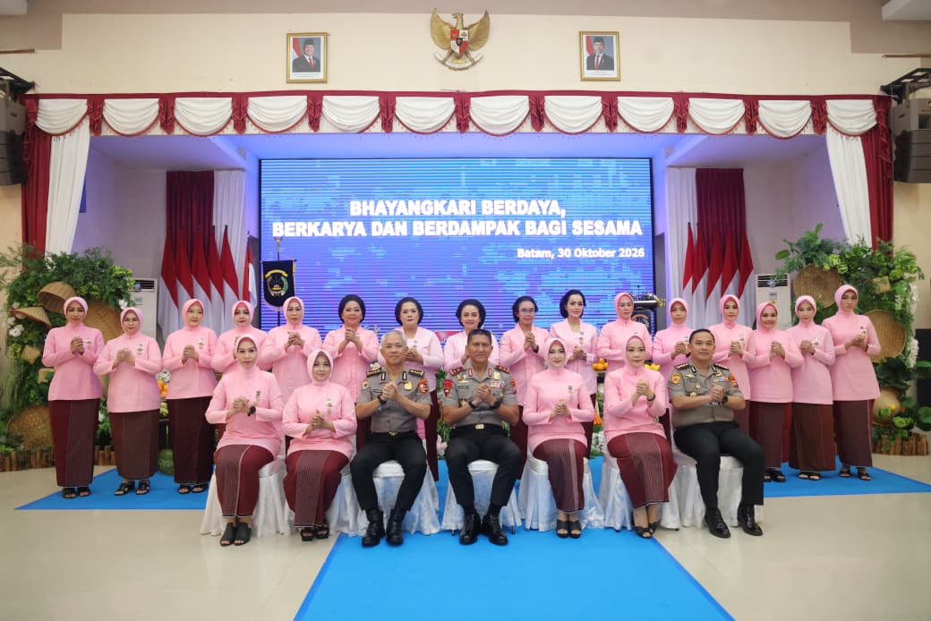 Kapolda Kepulauan Riau Irjen Pol Suhendri saat menghadiri syukuran Hari Kesatuan Gerak Bhayangkari (HKGB) ke-74 Tahun 2026 di Gedung Lancang Kuning Polda Kepri, Jumat (30/10/2026). Foto:Humas Polda Kepri