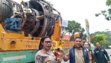 Kabid Humas Polda Kepri Kombes Pol Dr. Nona Pricillia Ohei saat menunjukkan tiga mesin pesawat diduga akan diselundupkan ke luar, Kamis (1/10/2026). Foto:Rega/matapedia