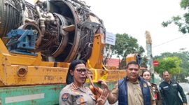 Kabid Humas Polda Kepri Kombes Pol Dr. Nona Pricillia Ohei saat menunjukkan tiga mesin pesawat diduga akan diselundupkan ke luar, Kamis (1/10/2026). Foto:Rega/matapedia