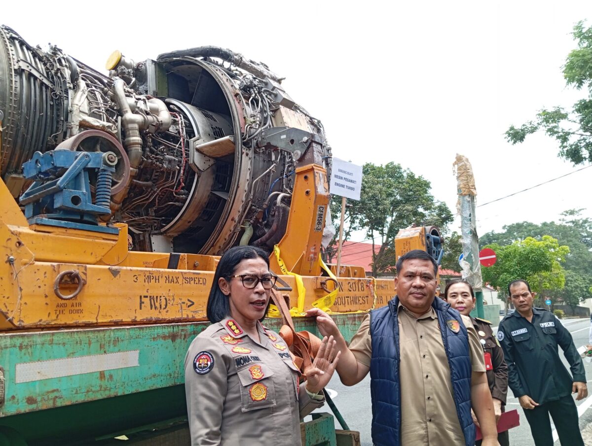 Kabid Humas Polda Kepri Kombes Pol Dr. Nona Pricillia Ohei saat menunjukkan tiga mesin pesawat diduga akan diselundupkan ke luar, Kamis (1/10/2026). Foto:Rega/matapedia
