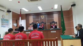 Tiga Terdakwa kasus narkoba menjalani proses putusan di PN Batam, Kamis (1/10/2026). Foto:Rega/matapedia