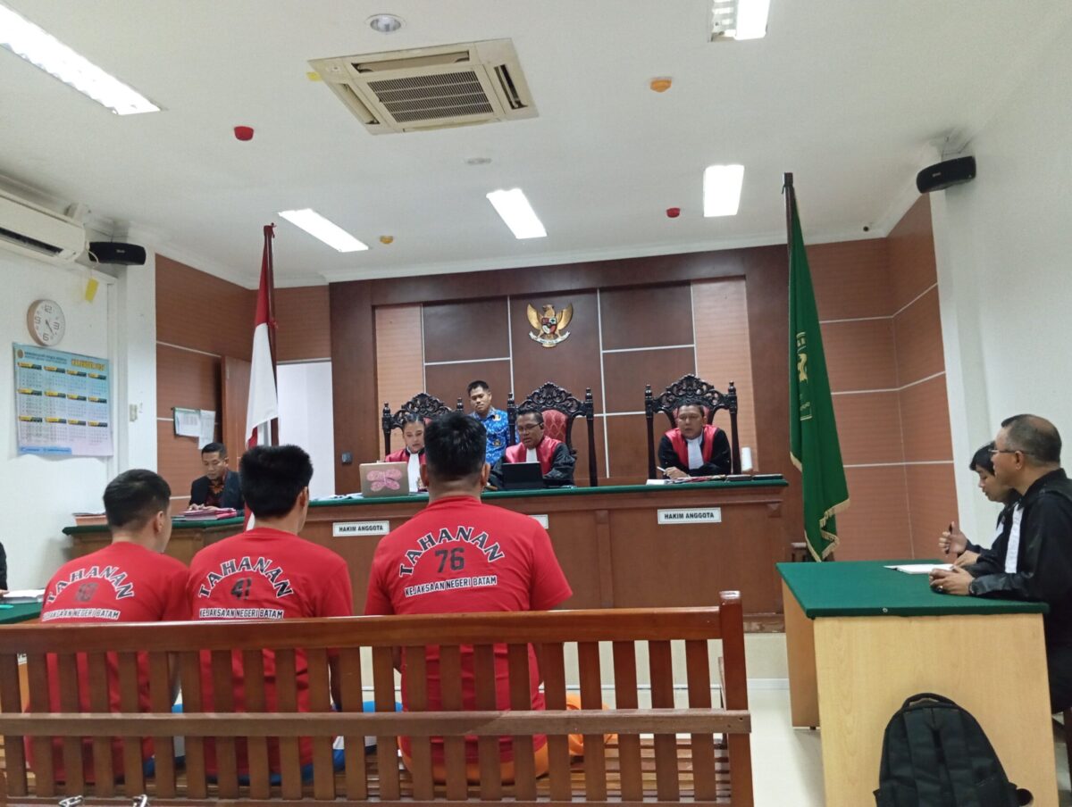Tiga Terdakwa kasus narkoba menjalani proses putusan di PN Batam, Kamis (1/10/2026). Foto:Rega/matapedia