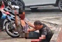Rekaman video kedua pria berantam beredar di media sosial, Rabu (14/10/2026). Foto:Screenshot