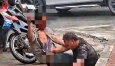 Rekaman video kedua pria berantam beredar di media sosial, Rabu (14/10/2026). Foto:Screenshot