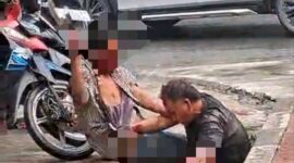 Rekaman video kedua pria berantam beredar di media sosial, Rabu (14/10/2026). Foto:Screenshot