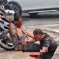 Rekaman video kedua pria berantam beredar di media sosial, Rabu (14/10/2026). Foto:Screenshot