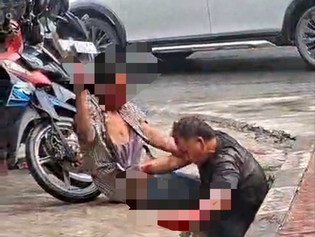 Rekaman video kedua pria berantam beredar di media sosial, Rabu (14/10/2026). Foto:Screenshot