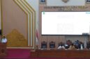 Wali Kota Batam Amsakar Achmad saat memberikan jawaban dalam sidang paripurna DPRD Kota Batam, Jumat (16/10/2026). Foto:Rega/matapedia