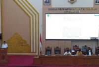 Wali Kota Batam Amsakar Achmad saat memberikan jawaban dalam sidang paripurna DPRD Kota Batam, Jumat (16/10/2026). Foto:Rega/matapedia