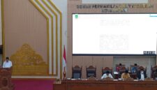 Wali Kota Batam Amsakar Achmad saat memberikan jawaban dalam sidang paripurna DPRD Kota Batam, Jumat (16/10/2026). Foto:Rega/matapedia