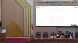 Wali Kota Batam Amsakar Achmad saat memberikan jawaban dalam sidang paripurna DPRD Kota Batam, Jumat (16/10/2026). Foto:Rega/matapedia