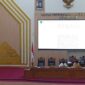 Wali Kota Batam Amsakar Achmad saat memberikan jawaban dalam sidang paripurna DPRD Kota Batam, Jumat (16/10/2026). Foto:Rega/matapedia