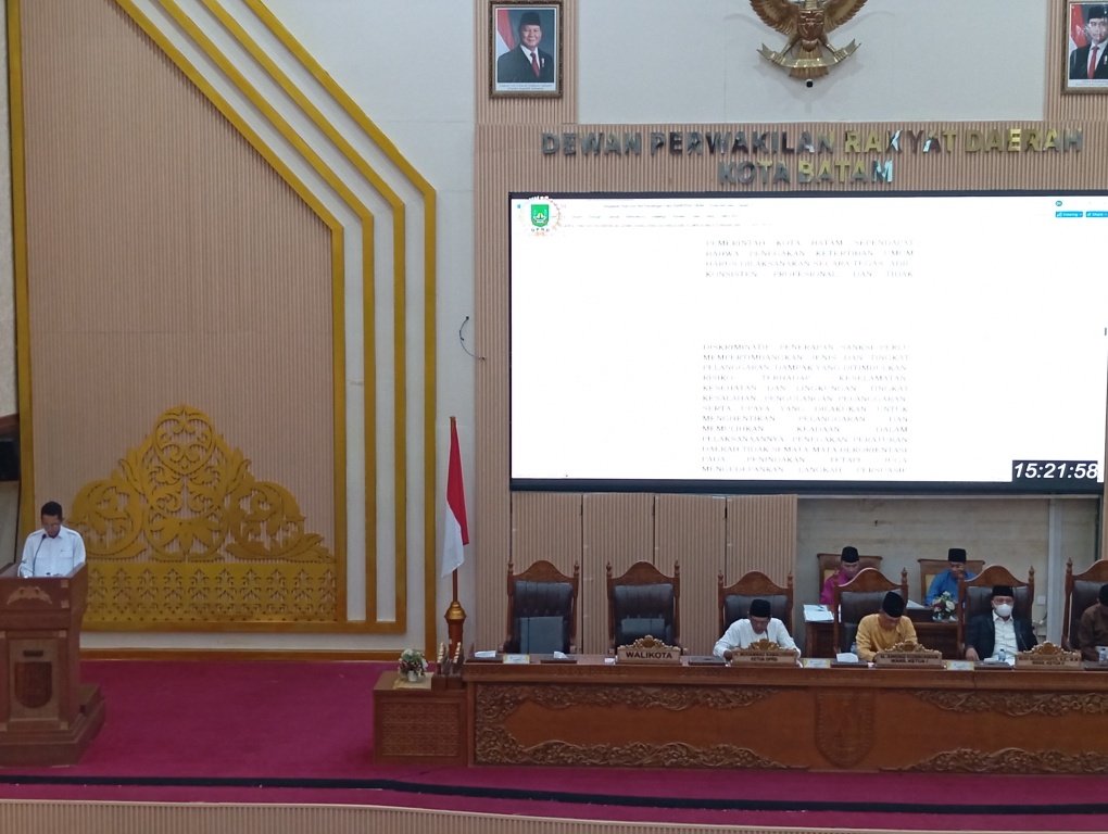 Wali Kota Batam Amsakar Achmad saat memberikan jawaban dalam sidang paripurna DPRD Kota Batam, Jumat (16/10/2026). Foto:Rega/matapedia