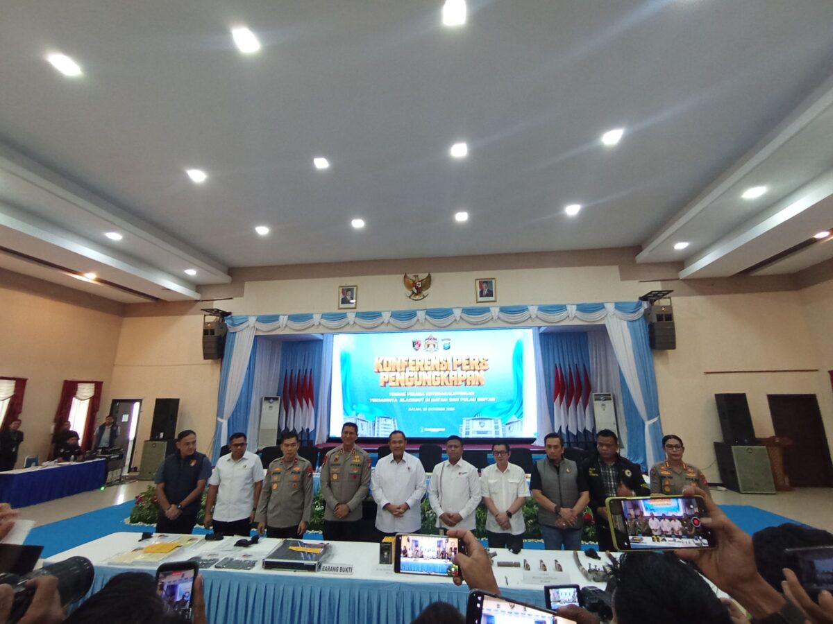 Kabareskrim Polri Komjen Pol Asep Safrudin menyampaikan perkembangan penyidikan tersebut dalam konferensi pers di Polda Kepulauan Riau, Selasa (20/10/2026).  Foto:Zalfirega/matapedia