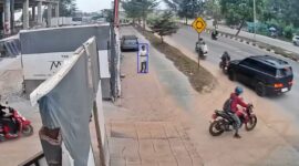 Detik-detik mobil Hyundai Santa Fe berwarna hitam  BP 1618 IJ menabrak sepeda motor. Foto:Dok. Screenshot