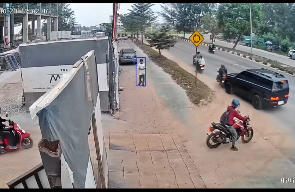 Detik-detik mobil Hyundai Santa Fe berwarna hitam  BP 1618 IJ menabrak sepeda motor. Foto:Dok. Screenshot