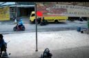Rekaman CCTV merekam dua pria yang diduga mengambil HP di dalam mobil truk. Foto:Screenshot 