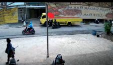 Rekaman CCTV merekam dua pria yang diduga mengambil HP di dalam mobil truk. Foto:Screenshot 