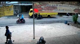 Rekaman CCTV merekam dua pria yang diduga mengambil HP di dalam mobil truk. Foto:Screenshot 