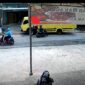 Rekaman CCTV merekam dua pria yang diduga mengambil HP di dalam mobil truk. Foto:Screenshot 