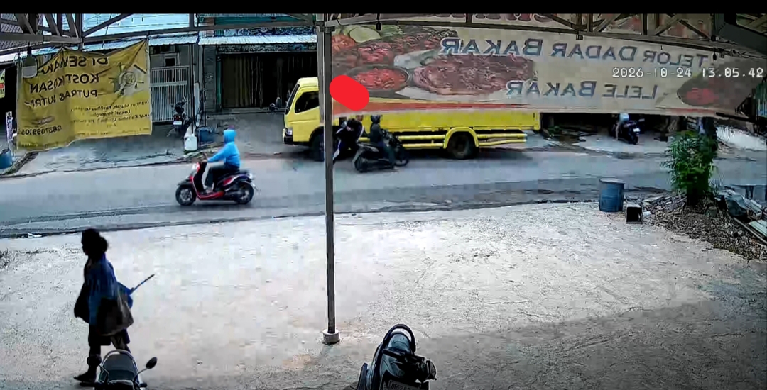 Rekaman CCTV merekam dua pria yang diduga mengambil HP di dalam mobil truk. Foto:Screenshot 