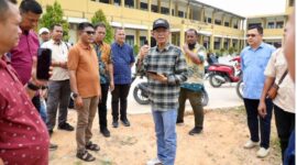 Wali Kota Batam Amsakar Achmad saat di sekolah SD 013 Sekupang, Minggu (25/10/2026). Foto:Dok. Diskominfo