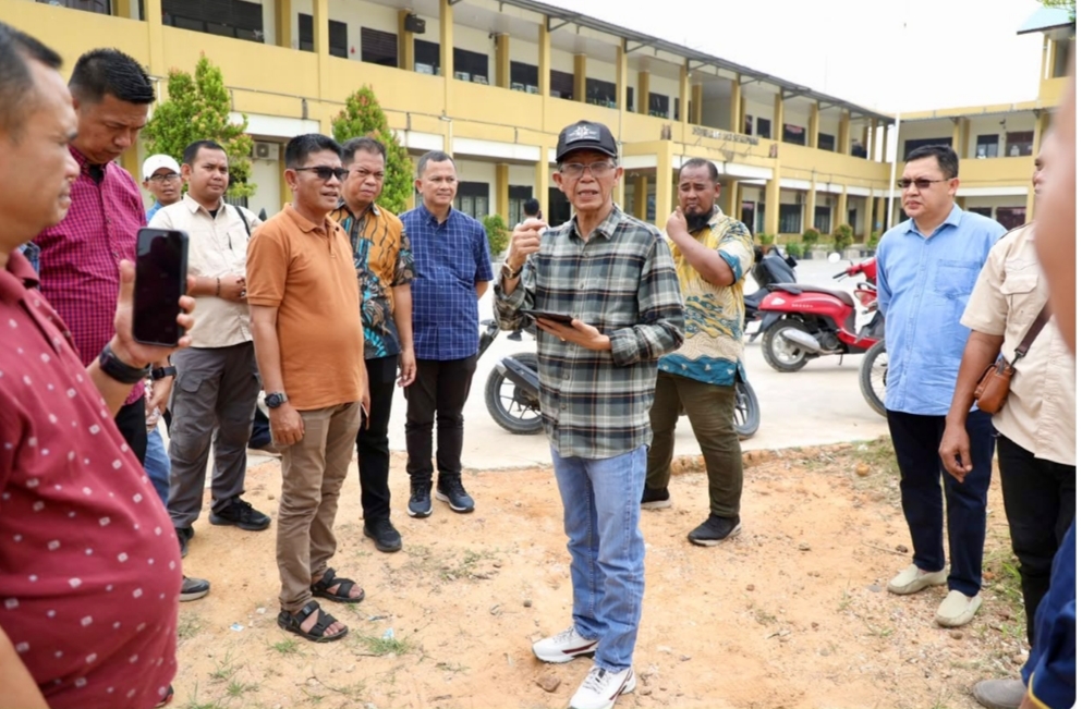 Wali Kota Batam Amsakar Achmad saat di sekolah SD 013 Sekupang, Minggu (25/10/2026). Foto:Dok. Diskominfo