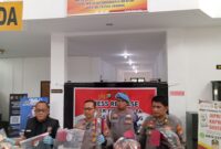 Kapolsek Batam Kota AKP Benny Syahrizal dan Kasi Humas Polresta Barelang saat jumpa pers, Senin (26/10/2026). Foto:Rega/matapedia