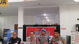 Kapolsek Batam Kota AKP Benny Syahrizal dan Kasi Humas Polresta Barelang saat jumpa pers, Senin (26/10/2026). Foto:Rega/matapedia