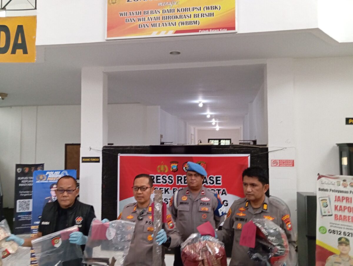 Kapolsek Batam Kota AKP Benny Syahrizal dan Kasi Humas Polresta Barelang saat jumpa pers, Senin (26/10/2026). Foto:Rega/matapedia