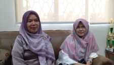 Kepala MTsN 1 Batam, Dra. Khairina, M.Pd kanan, Jumat (30/10/2026). Foto:Rega/matapedia