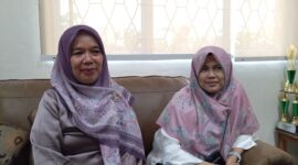 Kepala MTsN 1 Batam, Dra. Khairina, M.Pd kanan, Jumat (30/10/2026). Foto:Rega/matapedia