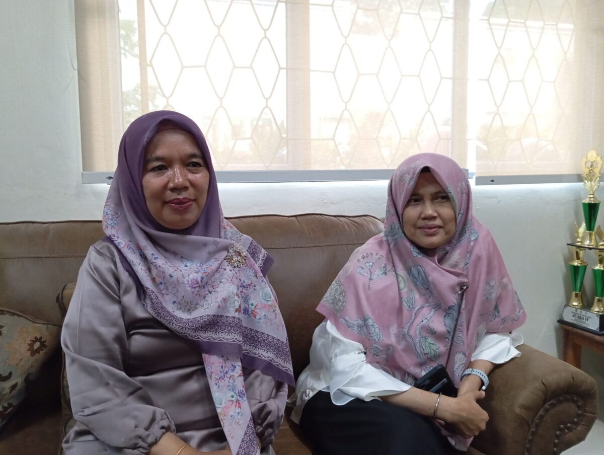 Kepala MTsN 1 Batam, Dra. Khairina, M.Pd kanan, Jumat (30/10/2026). Foto:Rega/matapedia